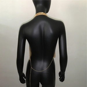 Vista posteriore dettagliata della catena da corpo dorata con sottili catenelle
