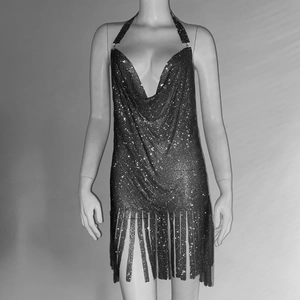 Détail de robe dos nu avec strass, col en V profond et franges de paillettes fines