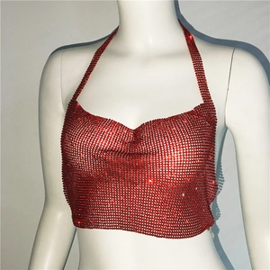 Dettaglio del crop top rosso con scollo all'americana in rete di strass scintillanti