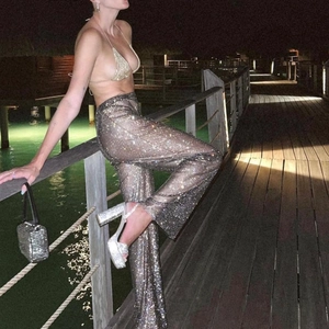 Set pantaloni a rete con paillettes e top dorato allacciato al collo alla moda