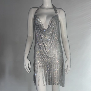 Détail de la robe dos nu en strass argentés avec des franges étincelantes