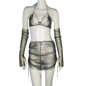 Set bikini in rete d'argento con strass, top a fascia, minigonna e manicotti