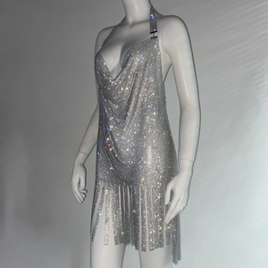 Détail d'une robe argentée à franges et strass avec licou brillant et décolleté en V