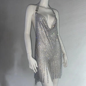 Détail de franges en strass argentés sur robe licou sexy dos nu pour fête