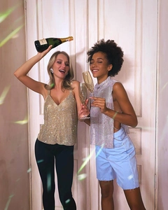 Detail von glitzerndem Strass-Stehkragen-Top und Pailletten-Weste für Party-Anlässe