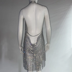 Détails du dos d'une robe dos nu argentée avec strass scintillants et ourlet à franges