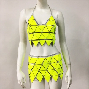Détail de la chaîne de corps holographique jaune à sequins pour festivals et soirées