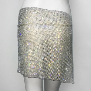 Détail macro d'une mini-jupe en maille argentée ornée de strass brillants de soirée