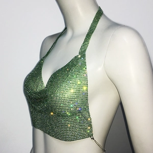 Dettaglio del top all'americana con paillettes verdi, strass scintillanti e catene
