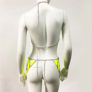 Vue arrière d'une chaîne de corps à paillettes holographiques jaune néon et métal argent