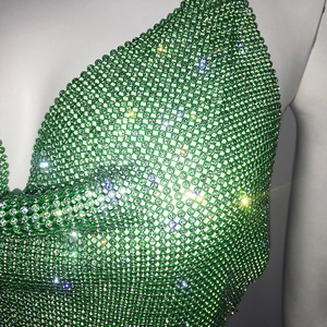 Dettaglio del top scintillante in maglia di strass verdi per feste e look da discoteca