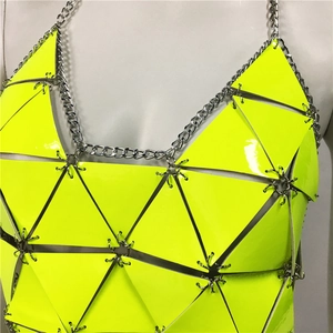 Détail du gilet à chaînes à paillettes holographiques jaune fluo et maillons géométriques