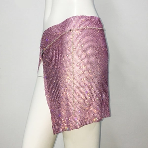 Détail de la jupe chaîne corporelle à strass roses avec maille asymétrique et étincelles