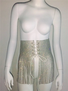 Vue détaillée de la jupe à franges en strass avec maille de cristal argenté et laçage