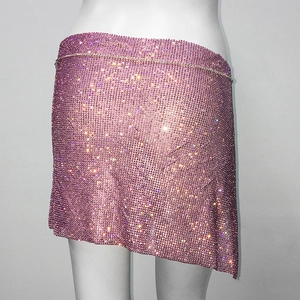 Détail de paillettes strass roses sur jupe asymétrique avec décoration de chaîne métal