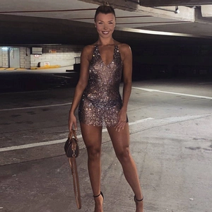 Détail de robe dos nu à décolleté en V plongeant avec strass scintillants