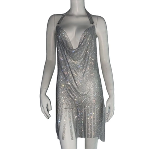 Robe dos nu sexy argentée à strass avec des franges étincelantes pour les fêtes