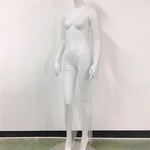 Détail d'une robe longue en maille blanche avec des strass brillants et des manches longues
