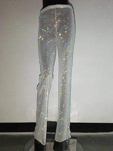 Dettaglio dei pantaloni a rete argento con strass scintillanti ad alta densità decorati