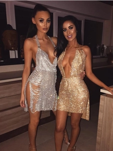 Dettaglio di mini abiti con paillettes oro e argento con scollo a V profondo e schiena nuda