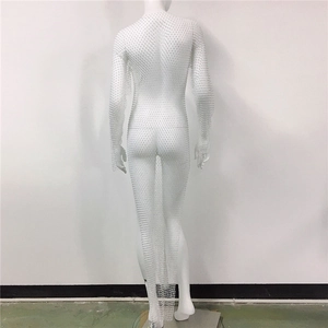 Détail de la robe en résille blanche avec strass brillants et franges longues au dos