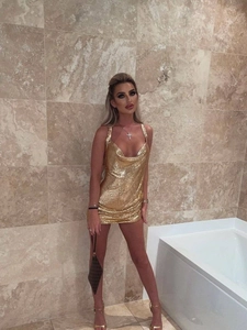 Detail der goldenen Pailletten und des Wasserfallausschnitts am Partykleid