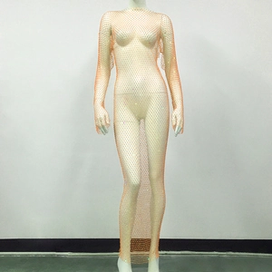Détail de la robe en résille orange avec tissage fin et strass brillants étincelants