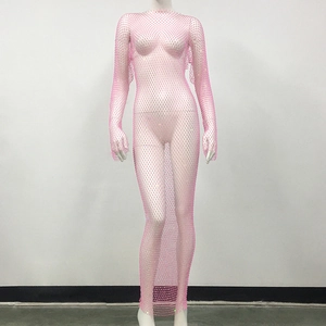Détail de la robe résille rose avec strass brillants pour tenue de soirée