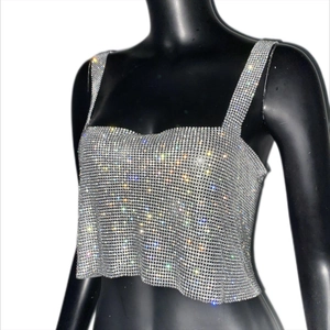 Dettaglio crop top argento con strass e paillettes luccicanti con spalline sottili