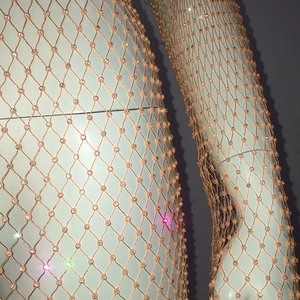 Gros plan de strass brillants sur tissu résille pour une robe transparente sexy