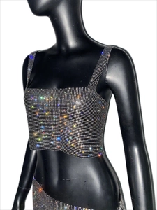 Dettaglio del set a due pezzi in maglia di strass scintillanti per abbigliamento da club