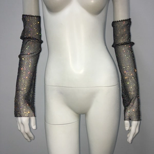 Détail de manches en maille noire avec strass scintillants pour tenues de soirée