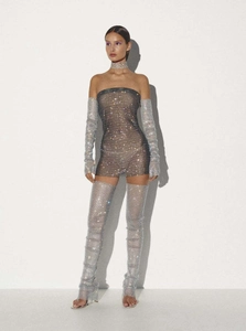 Détail de la robe sexy en résille à strass avec manches et couvre-bottes assortis
