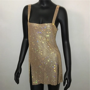 Dettaglio dell'abito dorato di paillettes scintillanti con spalline sottili su un manichino