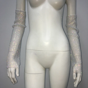 Détail des gants longs en maille strassée avec des cristaux étincelants haute densité