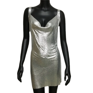 Mini-robe sexy à paillettes argentées avec décolleté en V et bretelles métalliques chic