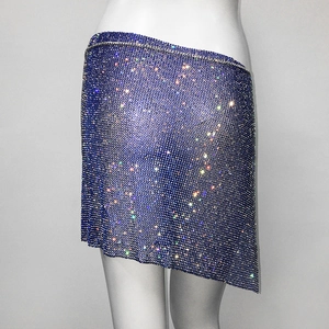 Gros plan détaillé sur la jupe en maille à strass bleu foncé avec ourlet asymétrique