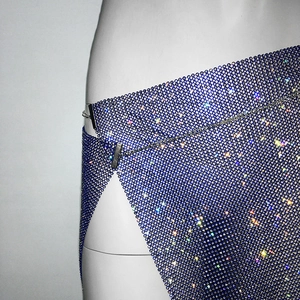 Gros plan sur un tissu en maille de strass bleu foncé avec chaîne et boucle en métal