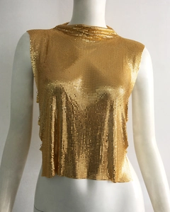 Makrodetail aus goldenen Metall-Pailletten an einem hochgeschlossenen Party-Top