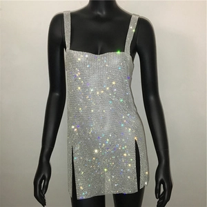 Vista macro dei dettagli dei brillantini argento su un vestito da festa metallizzato