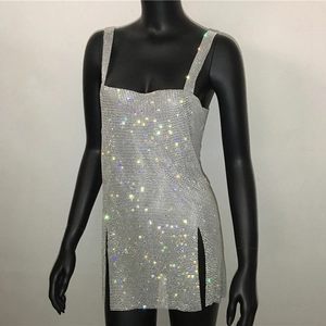 Dettaglio dell'abito in strass argento con spacco laterale sexy ideale per i party
