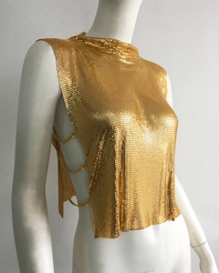 Detail eines goldenen Pailletten-Halterneck-Tops mit Metallketten für Festivals
