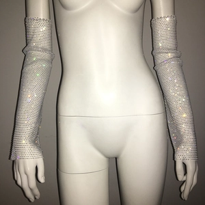 Détail de manchons en résille avec strass scintillants et finition argentée chic