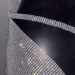 Détail macro d'une robe en maille argentée ornée de strass sur un mannequin noir