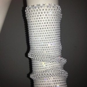 Détail des strass scintillants sur tissu en maille blanche pour robe de soirée