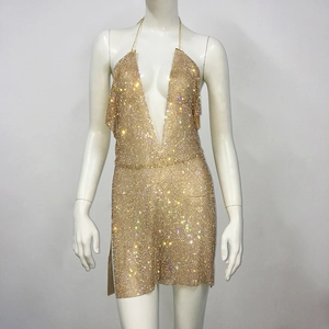 Detailaufnahme der goldenen Strass-Struktur an einem Partykleid mit V-Ausschnitt