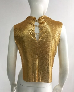 Detailansicht der goldenen Metall-Pailletten und des Kettenverschlusses am Neckholder-Top