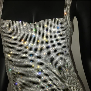 Dettaglio del vestito sottoveste con strass scintillanti e maglia metallica argento