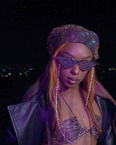 Détail d'un béret scintillant en strass avec lunettes de soleil pour tenue de fête