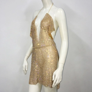 Nahaufnahme des goldenen Strass-Mesh-Gewebes an einem sexy rückenfreien Partykleid